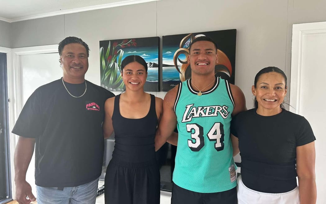 Left to right: Toma Maiu’u (father), Le’Oxeayn Maiu’u (sister) Zyon Maiu’u and Paula Maiu’u (mother).