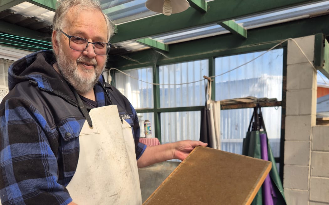 Marty explains that harakeke paper retains it's strength through the way its fibres bind together.