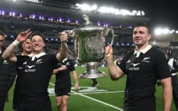Cam Roigard and Simon Parker with the Bledisloe Cup.