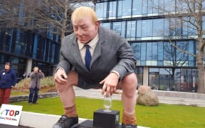 Protesters have delivered a huge statue of Environment Minister Nick Smith squatting over a glass of water to Canterbury's regional council.