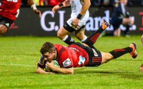 Mitchell Hunt of the Crusaders scores a try.