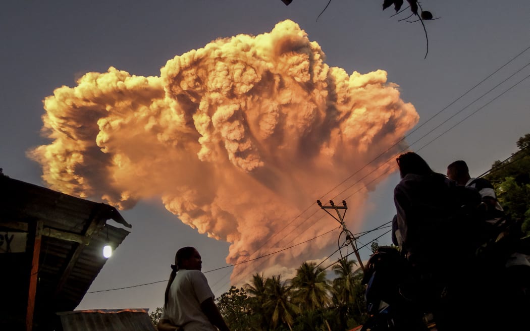 Villagers watch the eruption of Mount Lewotobi Laki-Laki as seen from Talibura village in Sikka, East Nusa Tenggara, on June 17, 2025. A volcano in eastern Indonesia spewed a colossal ash tower into the sky on June 17, authorities said, after they raised its alert level to the highest of a four-tiered system. (Photo by AFP)