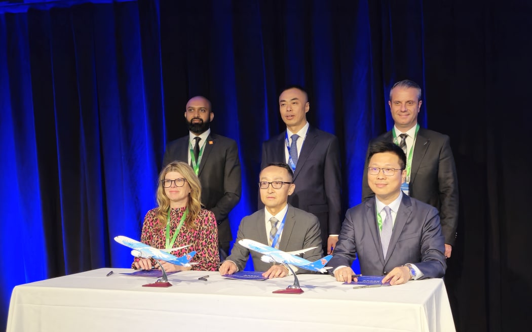 Tātaki Auckland Unlimited, Auckland Airport, and China Southern Airlines Signed a memorandum of understanding (MOU)  to work together to grow Auckland as a destination for Chinese business travelers, particularly for conferences and meetings, trade exhibitions, and business incentive travel.