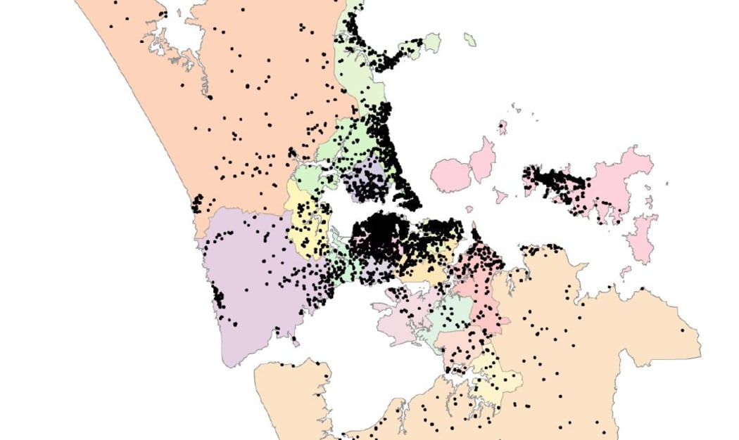 A map of listings shows most Airbnb properties are concentrated in the central city and on Waiheke Island