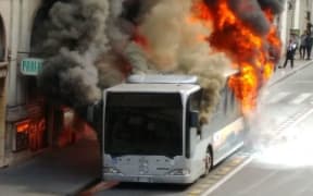 A bus on fire in central Rome, it is the ninth of the year.