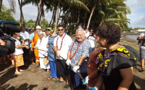 Samoa PM and helping hands haul submarine cable ashore