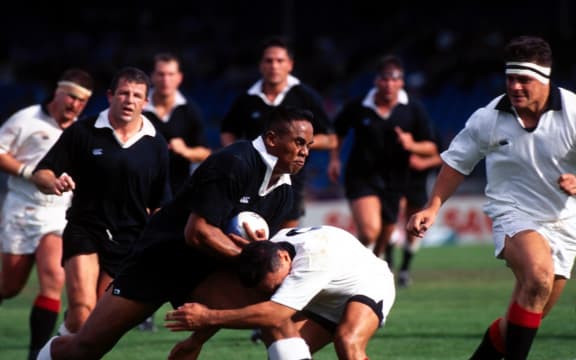 Jonah Lomu playing in the 1995 North-South rugby game.