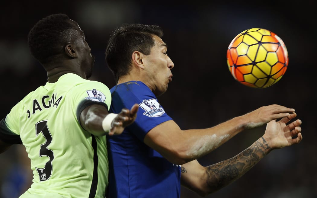 Manchester City's defender Bacary Sagna (L) vies with Leicester City's striker Leonardo Ulloa. AFP PHOTO / ADRIAN DENNIS