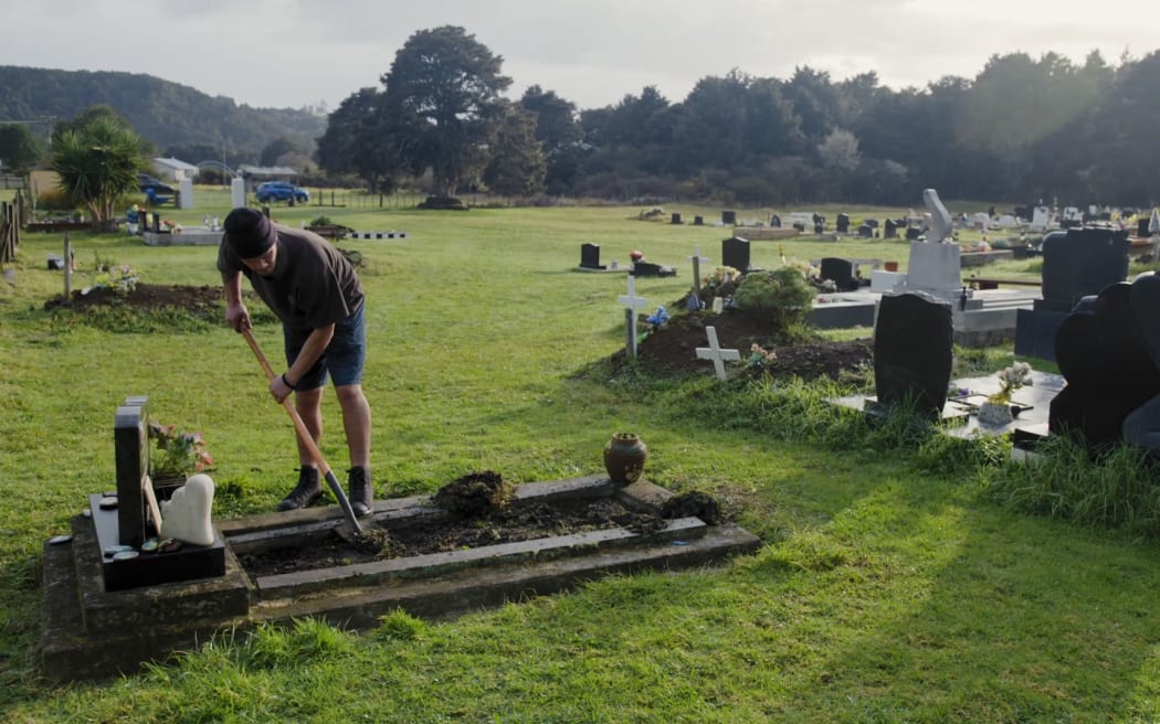 KaHana cleaning up his koro’s grave at urupā