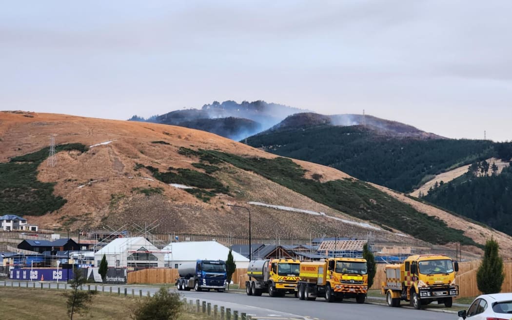 Smoke is still clearly visible blowing on the hills on Thursday evening. The weather conditions feel a bit calmer with not much wind.