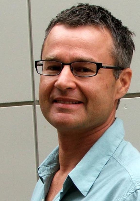 Dr James Hollings