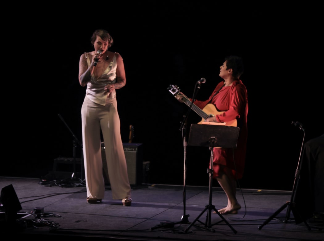 Hollie Smith and Anika Moa perform at the 2018 Silver Scrolls.