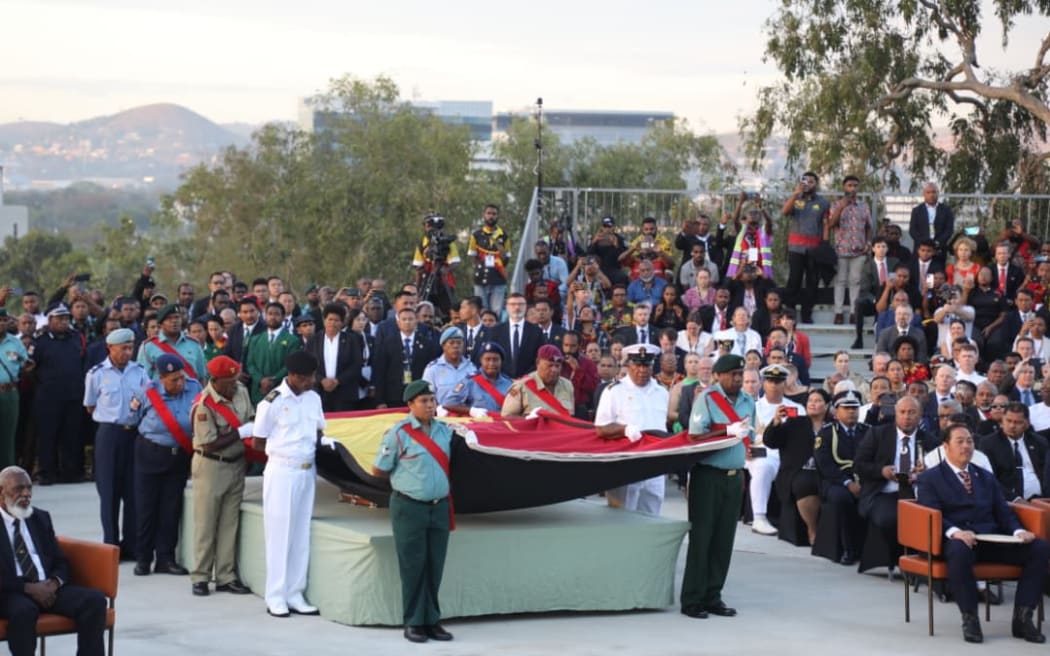 Thousands of people gathered in Papua New Guinea’s capital, Port Moresby, as early as 5:00 am local time Tuesday to welcome the dawn of Independence Day.