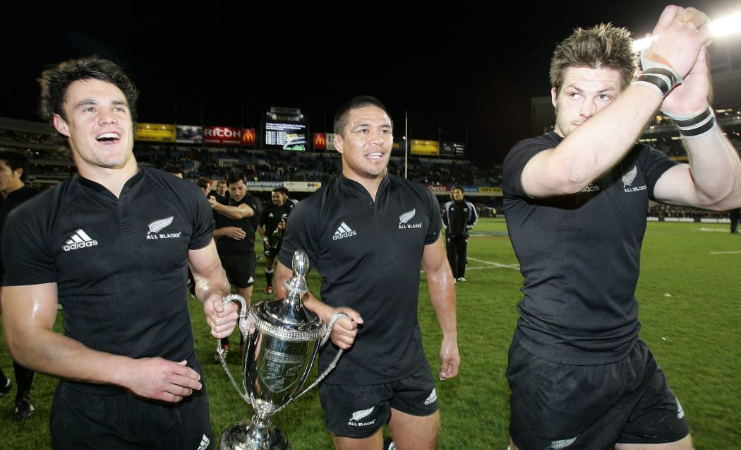 Dan Carter, Keven Mealamu and Richie McCaw with the tri-nations trophy, 2006.