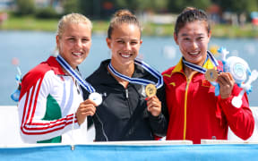 Lisa Carrington poses with her gold with silver medallist Anna Kárász of Hungary (L) and bronze medallist Yu Zhou of China (R)