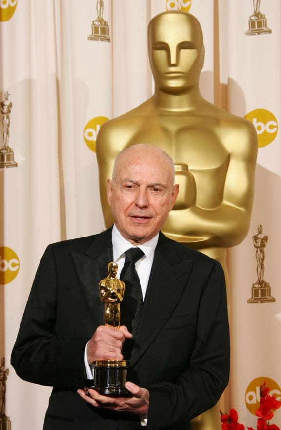 US actor Alan Arkin holds his Oscar trophy for Best Supporting Actor for his work in "Little Miss Sunshine"  at the 79th Academy Awards in Hollywood, California, 25 February 2007.       AFP PHOTO/Robyn BECK (Photo by ROBYN BECK / AFP)