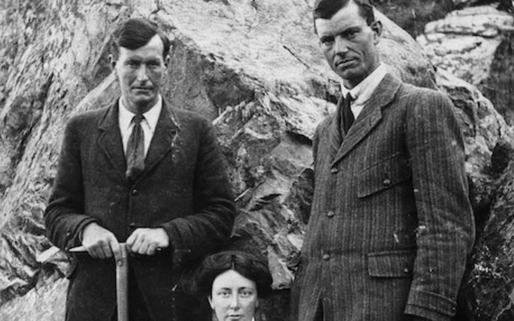Emmeline Freda Du Faur with mountaineering guides Alec Graham (left) and Peter Graham. Photograph probably taken in 1910.
Du Faur was the first woman to climb Mount Cook. Her trip was made with Peter and Alexander Graham on 3 December 1910.