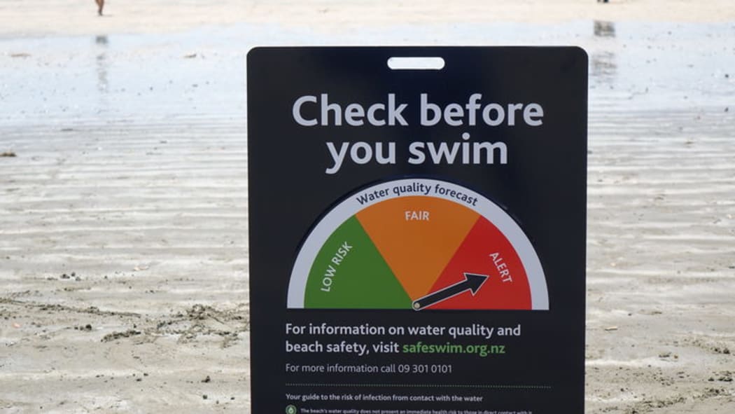 Water quality warning sign in Takapuna this summer