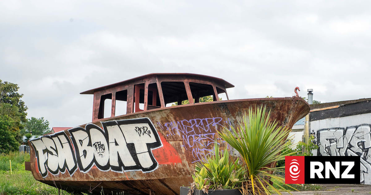 Rusty boat a ‘blight’ on town’s main street | RNZ