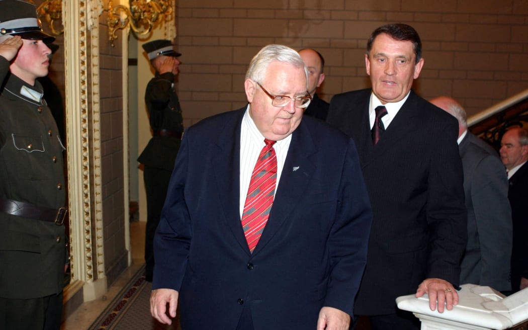 Jonathan Hunt, New Zealand Parliament speaker (L) and Andris Argalis Latvian Parliament vice speaker walk in Latvia's parliament building in Riga, 21 April 2004.  
AFP PHOTO/ILMARS ZNOTINS (Photo by ILMARS ZNOTINS / AFP)