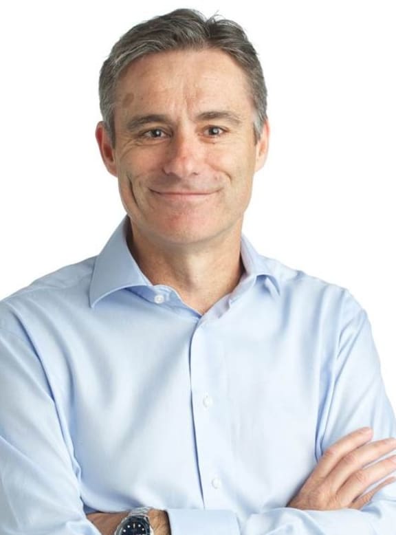 Fairfax head Simon Tong will step down from fairfax NZ to work at ASB Bank.