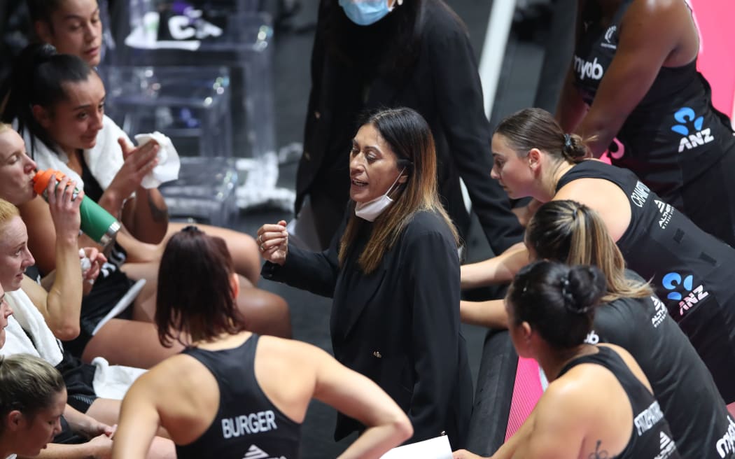 Dame Noeline Taurua talks to her team during 2022 Quad Series.