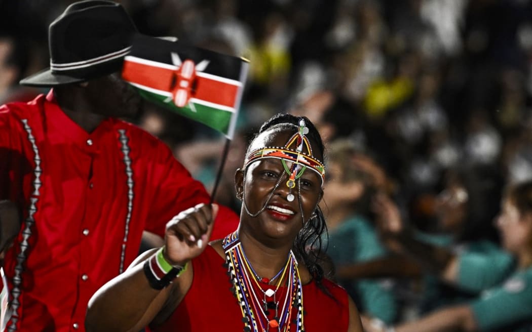 Los representantes de Kenia llegan durante el Desfile de las Naciones como parte de la ceremonia de apertura de los Juegos Paralímpicos París 2024 en la Plaza de la Concordia el 28 de agosto de 2024 en París. (Foto de Julián de Rosa/Pool/AFP)