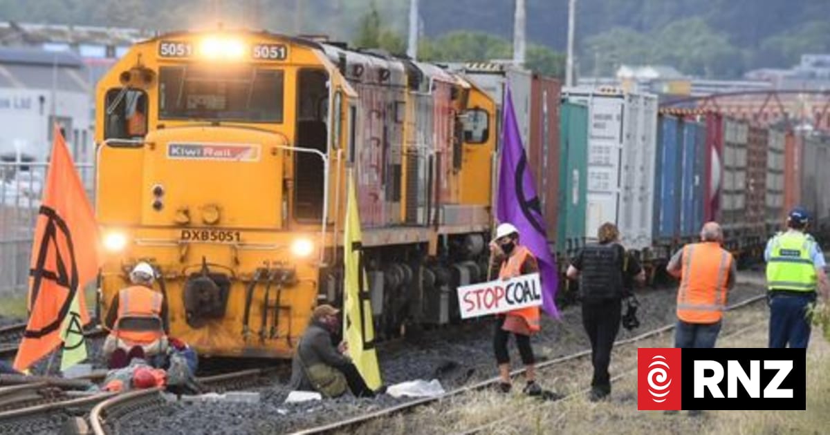 Extinction Rebellion protesters arrested at coal protest in Dunedin | RNZ