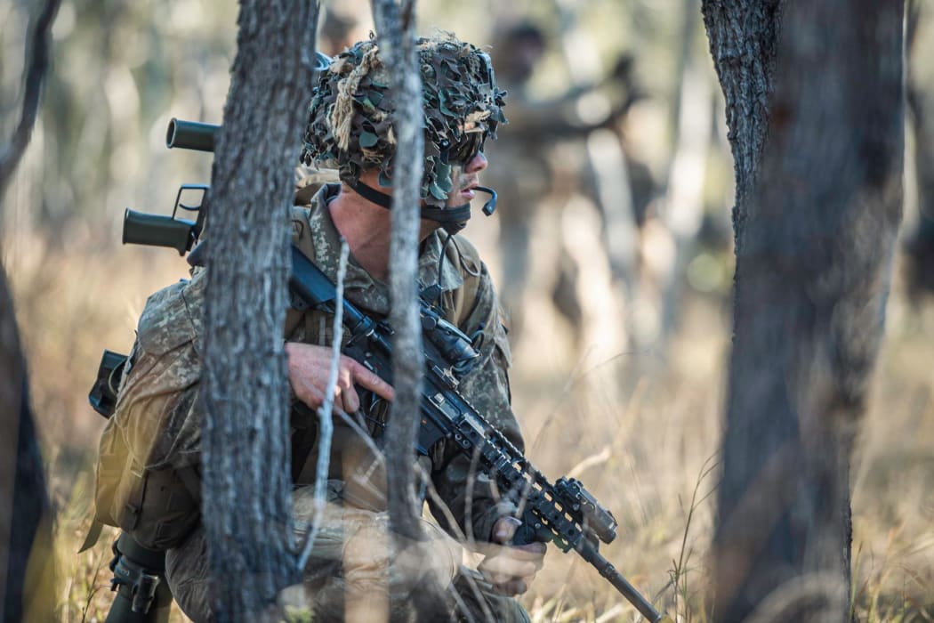 Soldiers from 2nd/1st Battalion, Royal New Zealand Infantry Regiment, Bravo Company conduct an assault as part of force integration training during Exercise Talisman Sabre.