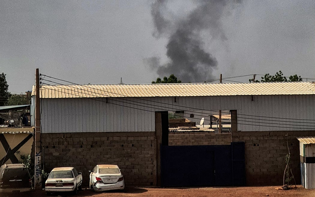 Smoke billows from a fire in a building in the centre of Khartoum on May 25, 2023. Fighting eased in Sudan, the second full day of a ceasefire that has allowed beleaguered civilians to venture out, even as they await safe aid corridors and escape routes. (Photo by AFP)
