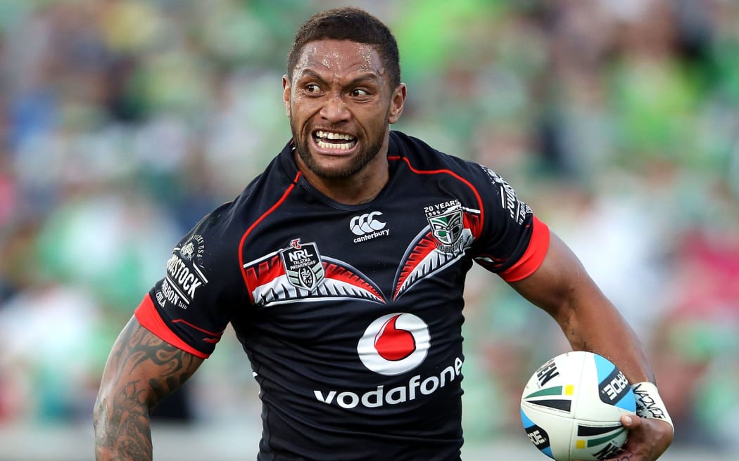 The Warriors wing Manu Vatuvei makes a break.