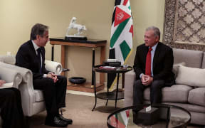 A picture released by the Jordanian Royal Palace shows Jordan's King Abdullah II receiving US Secretary of State Antony Blinken in Amman on January 7, 2024, during his visit to the Jordanian capital as part of a Middle East tour aiming to ensure the Israel-Hamas war does not spread. AFP PHOTO / JORDANIAN ROYAL HASHEMITE COURT (RHC)"