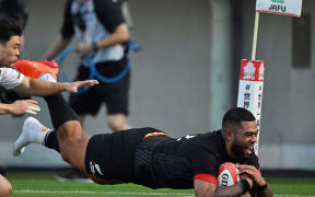 Gideon Wrampling of the Maori All Blacks scores a try.