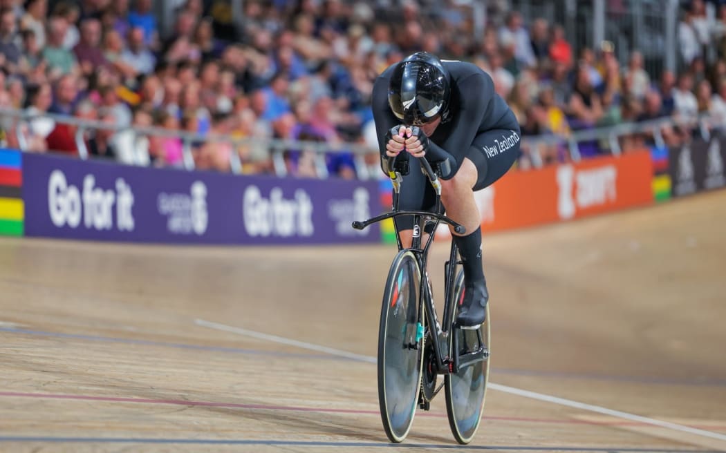 Anna Taylor on her way to gold in the C4 Omnium