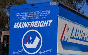 Mottos on the back of Mainfreight trucks