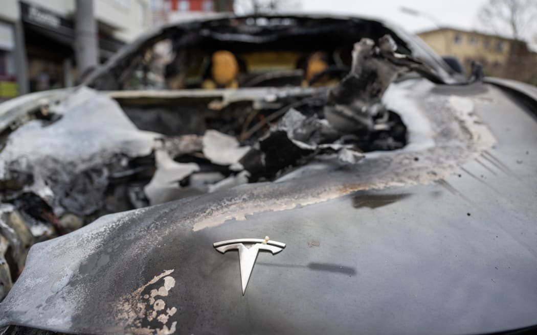 dpatop - 14 March 2025, Berlin: A burnt-out Tesla car stands in the Steglitz district of Berlin. Four Teslas are suspected to have been set on fire in Berlin last night. They may have been arson attacks by extremists. The State Security Department of the State Criminal Police Office (LKA), which is responsible for political offenses, is investigating. According to the police, a political motive on the part of the perpetrators cannot be ruled out. Photo: Christophe Gateau/dpa (Photo by Christophe Gateau / DPA / dpa Picture-Alliance via AFP)