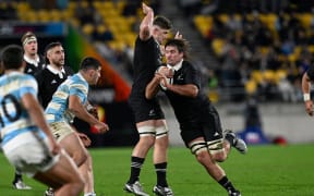 Ethan Blackadder avoids Dalton Papali'i during an All Blacks test against Argentina in Wellington.