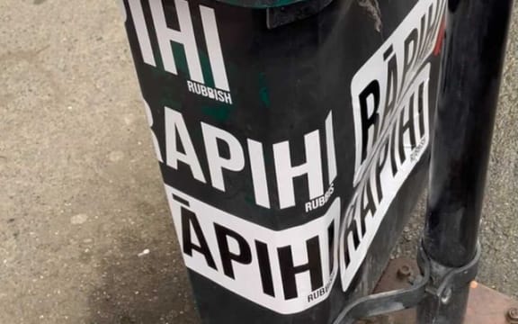 Hohepa Thompson's RĀPIHI te reo Māori rubbish bin sticker.