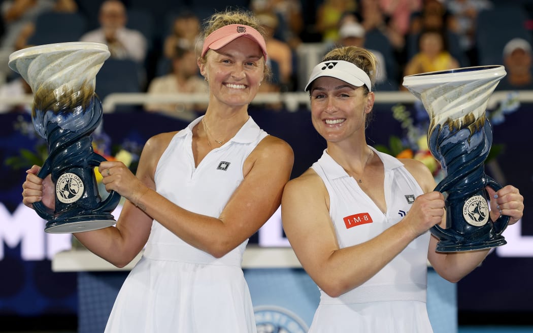 MASON, OHIO - AUGUST 17: Erin Routliffe of New Zealand and Gabriela Dabrowski of Canada pose with their Rookwood Cups after defeating Alexandra Panova and Hanyu Guo of China during the women's doubles final of the Cincinnati Open at Lindner Family Tennis Center on August 17, 2025 in Mason, Ohio.   Matthew Stockman/Getty Images/AFP (Photo by MATTHEW STOCKMAN / GETTY IMAGES NORTH AMERICA / Getty Images via AFP)