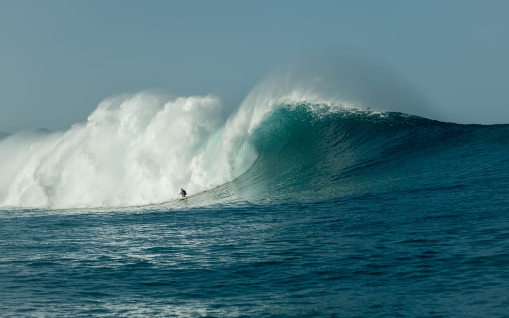 Laura Enever surfing her record wave in Oahu's North Shore break in Hawaii in January 2023.