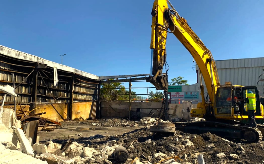 Deconstruction of burnt down and damaged buildings in Nouméa -b- PHOTO RRB