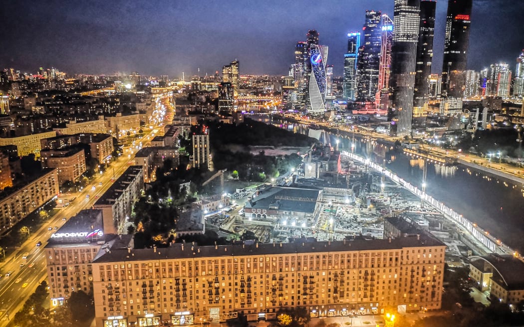 A general view taken early on June 26, 2023 shows the buildings of the Moscow International Business Center (Moskva City) (back), Kutuzovsky Prospekt (L) and the Moskva River in central Moscow. (Photo by Alexander NEMENOV / AFP)