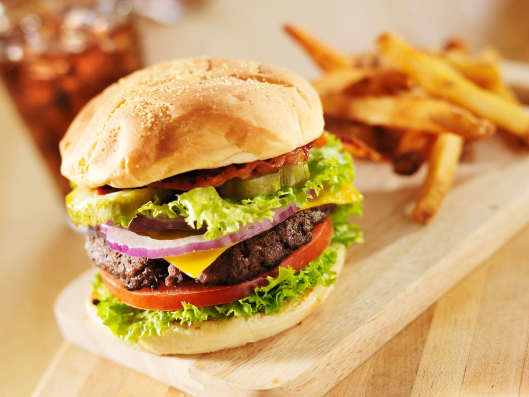 bacon cheeseburger with lettuce and tomato