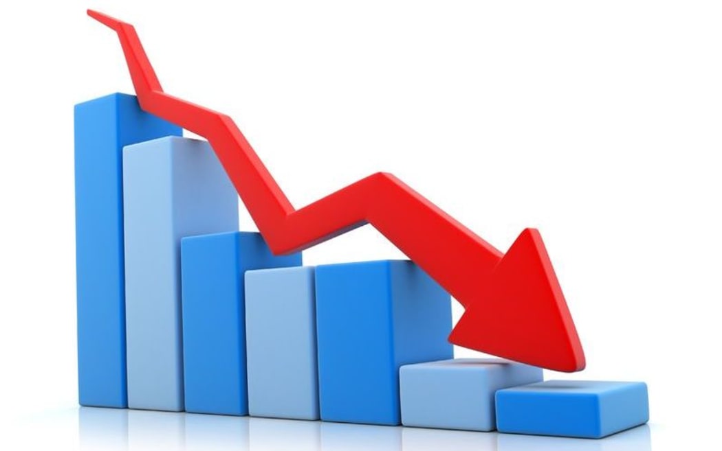 Bar graph and arrow illustrating downward trend.