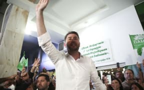 PASOK party leader Nikos Androulakis, celebrates with supporters of the Party, on May 21, 2023 (Photo by Giannis Dimitropoulos / SOOC / SOOC via AFP)