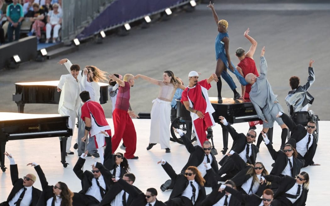 Los bailarines actúan durante la ceremonia de apertura de los Juegos Paralímpicos París 2024 en la Place de la Concorde el 28 de agosto de 2024 en París. (Foto de Bertrand GUAY / AFP)