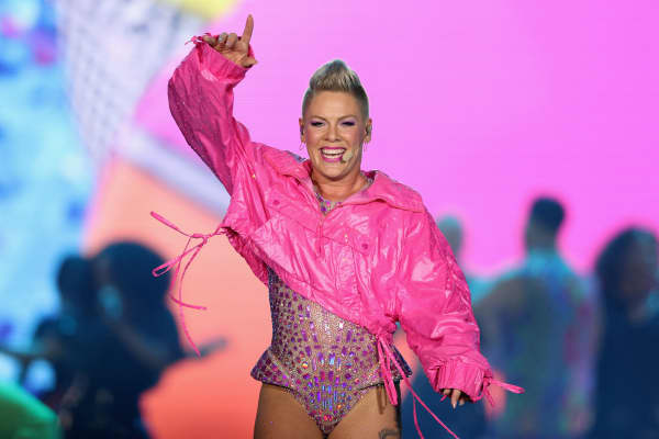 PHOENIX, ARIZONA - OCTOBER 09: P!nk performs during her Summer Carnival tour at Chase Field on October 09, 2023 in Phoenix, Arizona.   Christian Petersen/Getty Images/AFP (Photo by Christian Petersen / GETTY IMAGES NORTH AMERICA / Getty Images via AFP)
