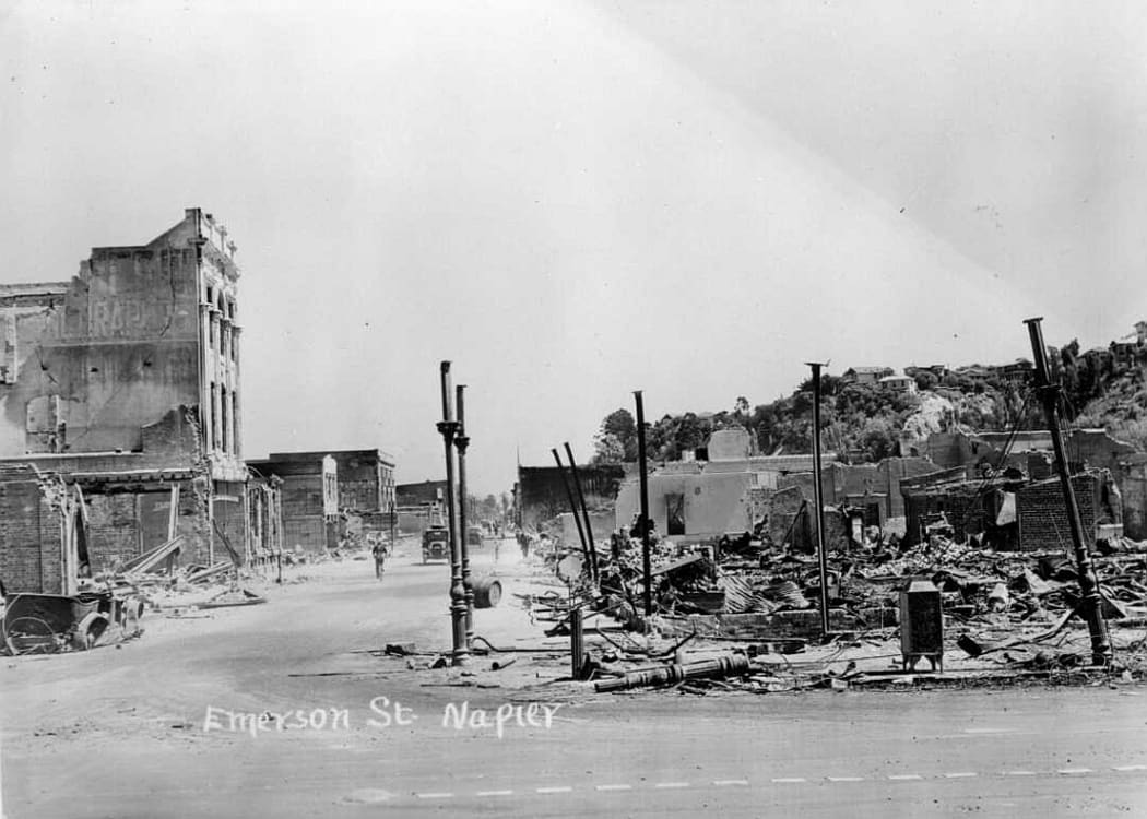 Emerson Street, Napier, after the 1931 Hawke's Bay earthquake. Ref: 1/2-002942-F. Alexander Turnbull Library, Wellington, New Zealand. /records/23133174