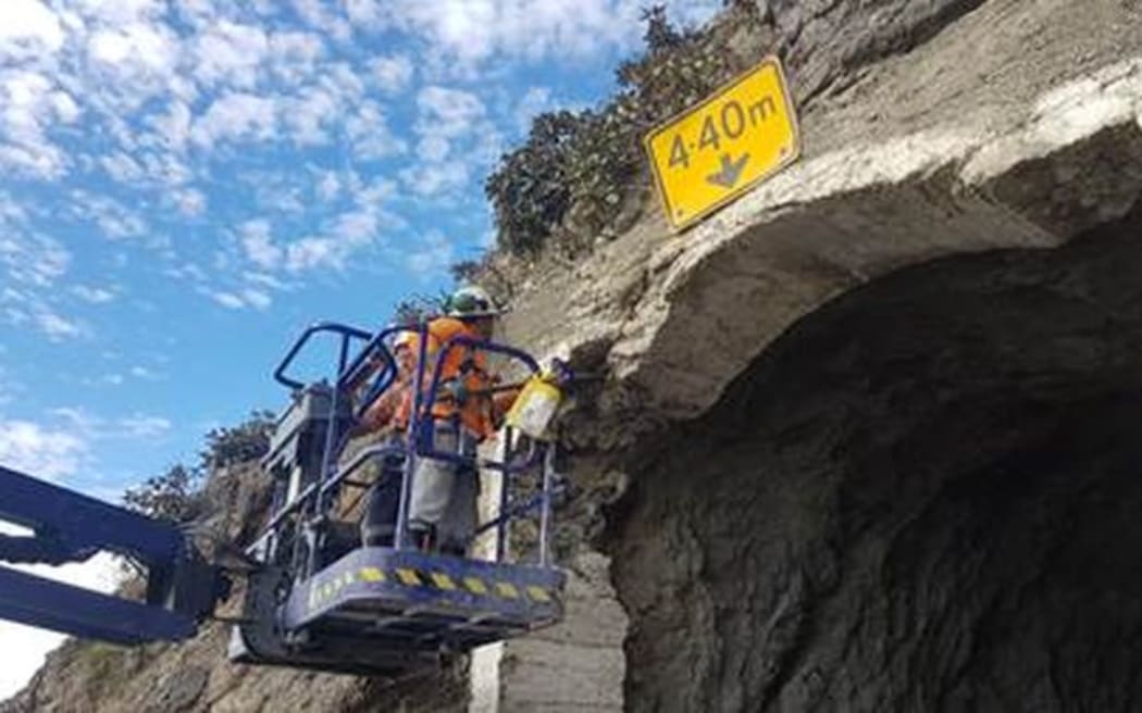 Assessment and scaling work at the Parititahi Tunnel this morning.