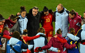 Spain head coach Jorge Vilda speaks to his players.
